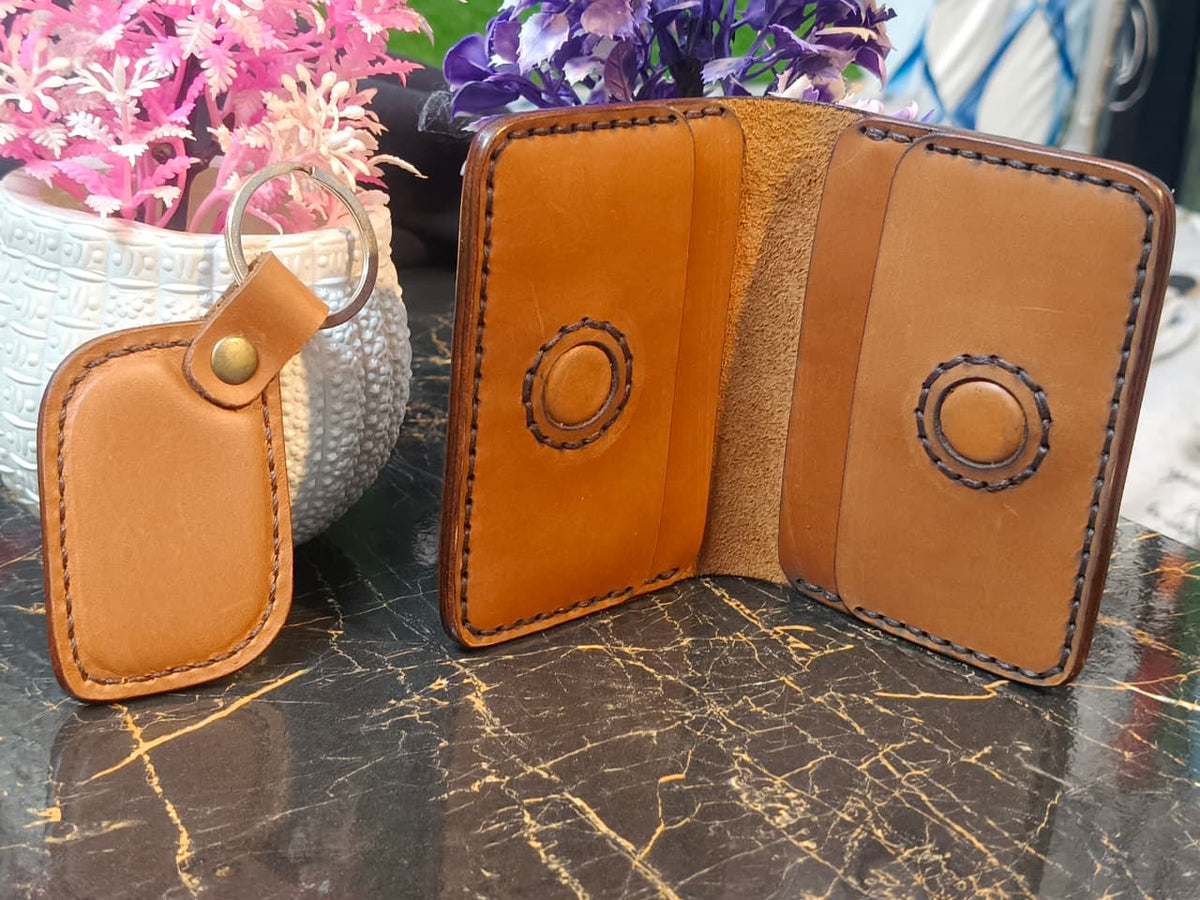 Classic Vintage Tan Leather Wallet & Keychain Combo